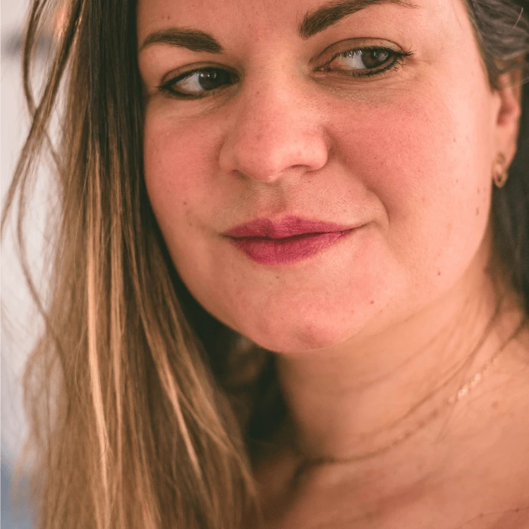Portrait d'anne rouyer au teint naturel, de trois quarts, avec un maquillage léger.