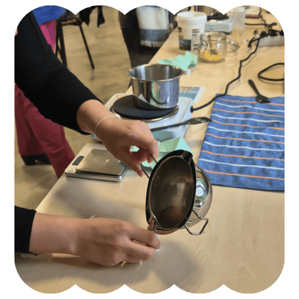 Remplissage d’un pot de cosmétique naturel pendant un atelier DIY en Isère