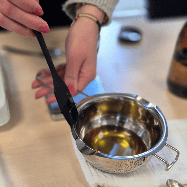 Préparation d’un cosmétique naturel au bain-marie lors d’un atelier DIY en Isère