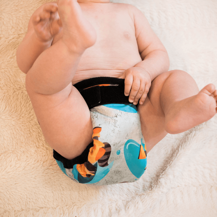 Bébé portant une couche lavable durant un atelier couches lavables en Isère