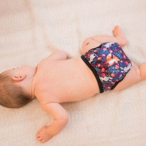 Bébé portant une couche lavable colorée lors d’un atelier couches lavables en Rhône-Alpes