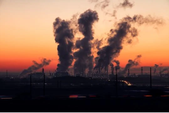 Pollution industrielle illustrant l’impact environnemental des couches jetables