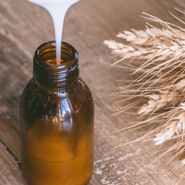 Préparation cosmétique maison versée dans un flacon en verre ambré.